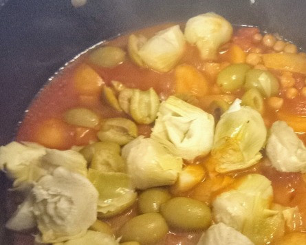 1. Этап. Рагу из фенхеля, артишока и оливок: Смешать с артишоками и оливками. Влить 250 мл воды. Готовить ещё 5 минут. Затем убрать с огня.