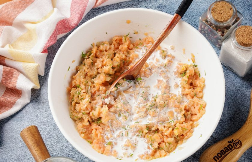 1. Этап. Клёцки рыбные: Перемешайте и влейте сливки.