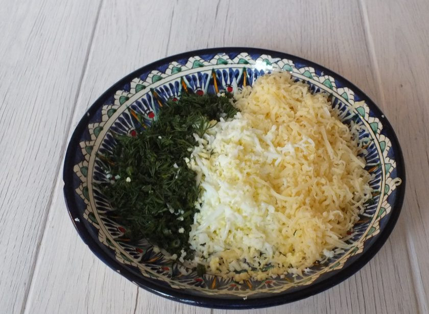 1. Этап. Зразы в мультиварке: Укроп измельчите. Сыр и яйца натрите на мелкой терке. Смешайте.