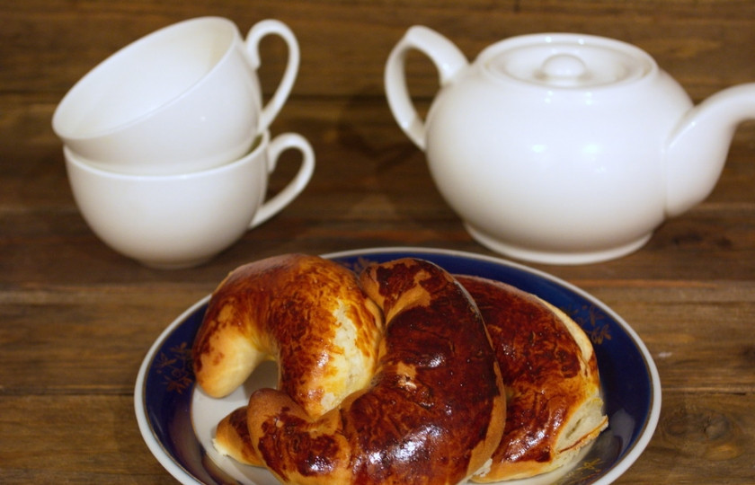 1. Этап. Рожки с творогом в духовке: Разогрейте духовку до 200 градусов и выпекайте до готовности. Подайте остывшими.