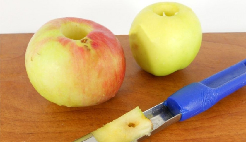 1. Этап. Консервированные помидоры с яблоками: 2. У яблок удалите сердцевину и нарежьте их кольцами.