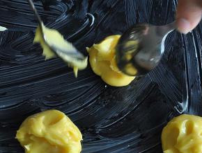 1. Этап. Булочки из заварного теста: 4. Теперь выкладываем при помощи ложки или кухонного шприца тесто на противень (смажьте его предварительно маслом и застелите пергаментом).