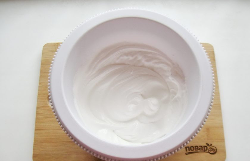 1. Этап. Торт Сент-Оноре: Три белка взбейте в устойчивую пену. Затем постепенно всыпьте 150 грамм сахара. Должна получится стойкая, густая и плотная масса, как для безе.