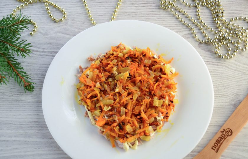 1. Этап. Слоеный салат «Мышка» с грибами и сыром: Сверху на мясо выложите обжаренные лук и морковь. Сверху смажьте майонезом.