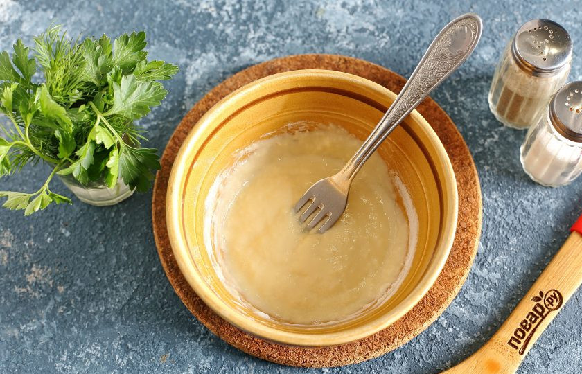 1. Этап. Куриный суп по-болгарски: Для заправки соедините кефир, муку, желток и сок лимона.