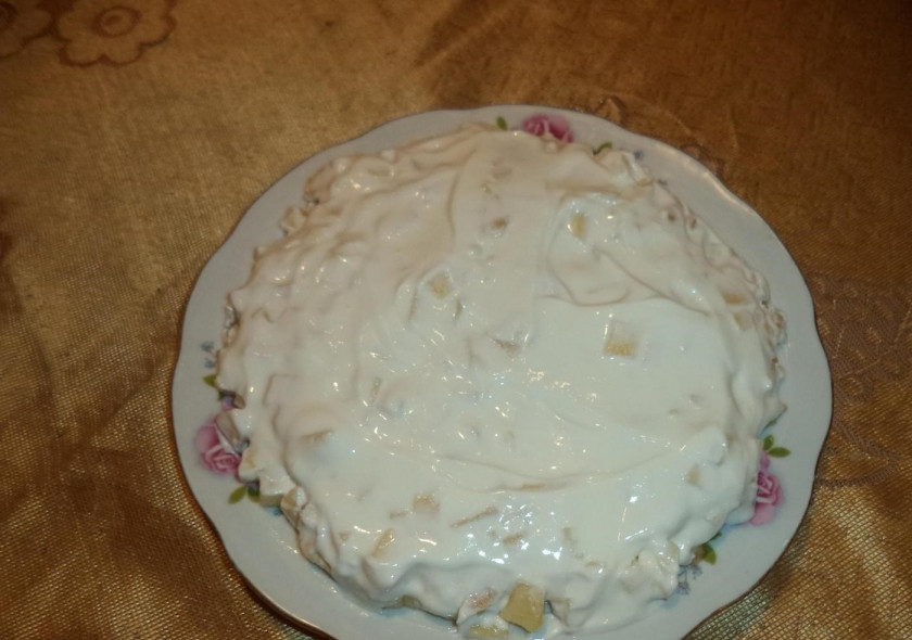 1. Этап. Салат Сама нежность: 2. Выкладываю яблоки нижним слоем на блюдо, щедро заливаю сметаной, посыпаю чайной ложкой сахарного песка (без горки).