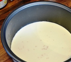 1. Этап. Каша из овса: Спустя это время ещё раз промойте овёс и слейте воду. Уложите его в чашу мультиварки. Залейте всё горячим молоком.