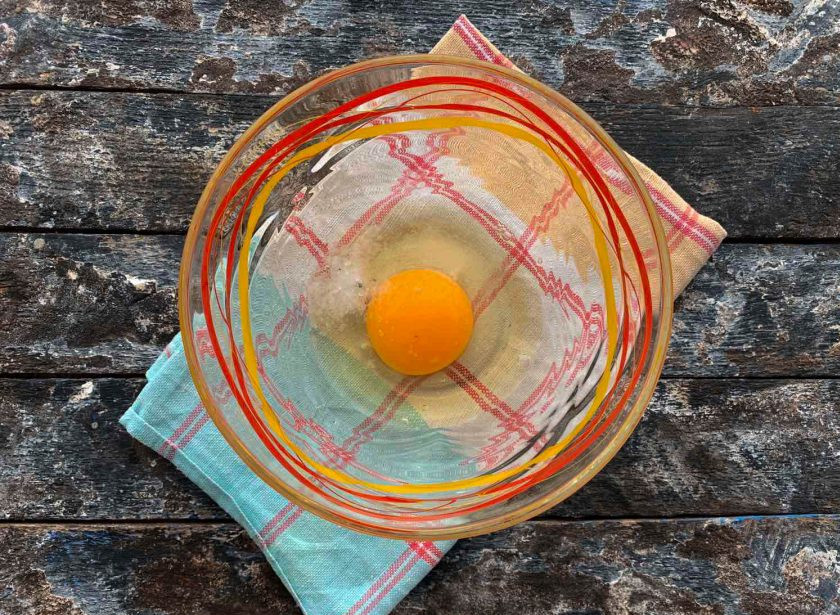 1. Этап. Блинный рулет с сыром: Яйцо вбейте в тарелку, добавьте щепотку соли, сахара и взбейте.