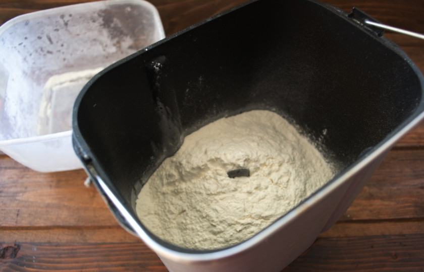 1. Этап. Сладкие дрожжевые булочки: Просейте муку. Добавьте ее в чашу.