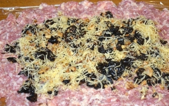 1. Этап. Мясной рулет с черносливом и орехами: 6. Сверху на фарш выкладываем подготовленную начинку, оставляя место по краям.