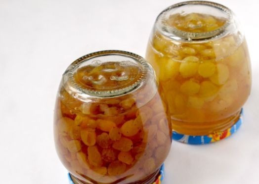 1. Этап. Варенье из винограда на зиму: Горячее варенье разливаем по стерилизованным банкам и закрываем крышками, переворачиваем дном вверх и оставляем остывать.