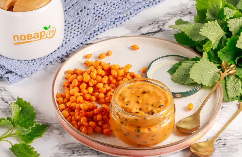 1. Этап. Облепиха без сахара на зиму: Выложите всю пюрированную массу в баночку или контейнер. Оставшиеся ягоды тоже выложите в отдельный контейнер. Заморозьте в морозильной камере в течение 2 часов. Для длительного хранения их там и оставьте.