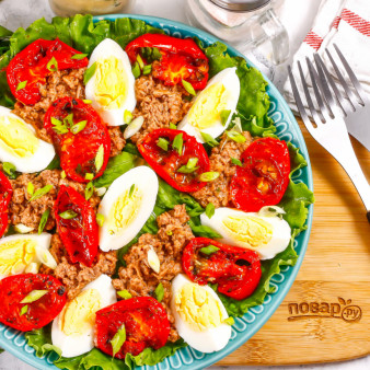 Салат с тунцом и вялеными помидорами