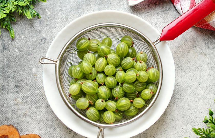 1. Этап. Настойка из черники с крыжовником на самогоне: Крыжовник вымойте, откиньте на сито и дайте воде полностью стечь.