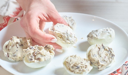 1. Этап. Фаршированные яйца с сыром: Начинить половинки белков. Смазать каждую тонким слоем майонеза.