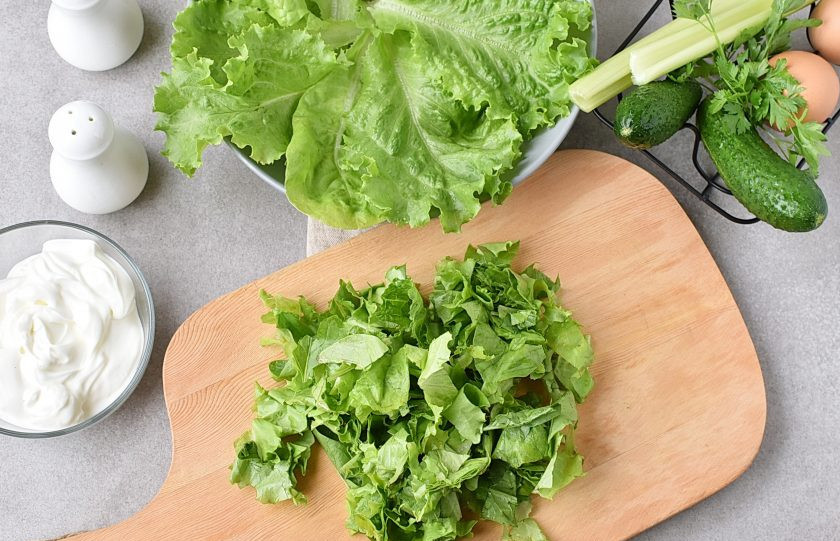 1. Этап. Салат со сметаной: Вымойте и просушите салатные листья. Красивые выложите в салатник по кругу. Остальные крупно порежьте или нарвите и выложите в просторную миску.