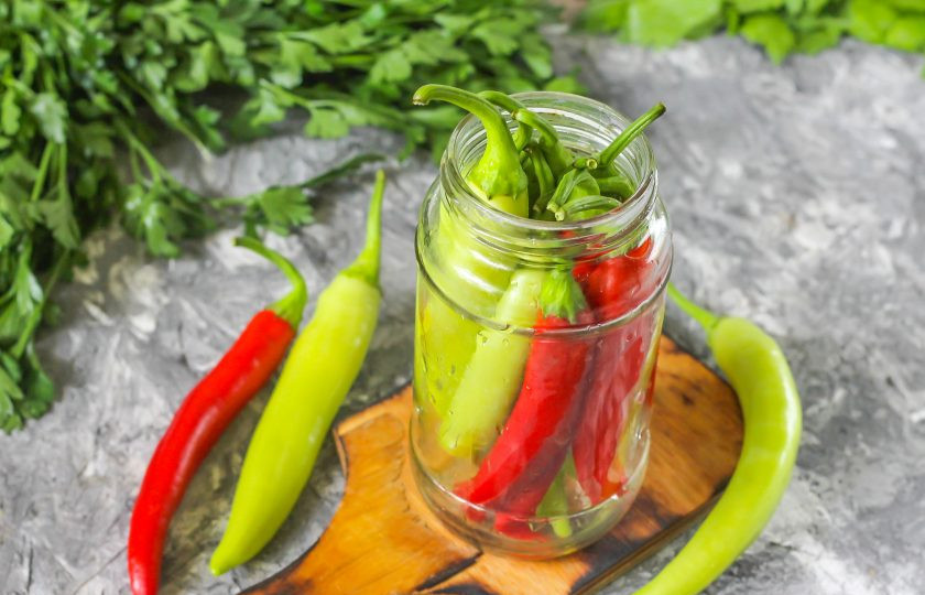 1. Этап. Маринованный горький перец на зиму: Наполните промытую банку стручками перца, стараясь их не раздавить и не обжечься. Всовывайте как можно плотнее, стараясь забить и пустоты на дне. Можно выкладывать хвостиками вниз или верх - по желанию.