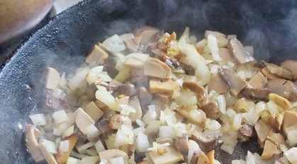 1. Этап. Мясо с грибами под соусом: Отправьте жариться грибы с луком на сковороду в масле около 6 минут.