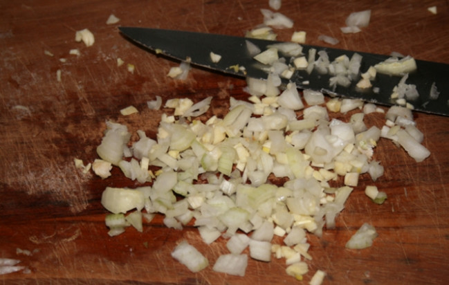 1. Этап. Китайские пирожки на пару: 5. Луковицу и чеснок чищу и нарезаю очень мелко, затем перемешиваю их между собой.