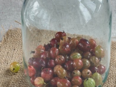 1. Stage. Gooseberry compote: Rinse gooseberries, put in 2 liters. a sterile jar and carefully so that it does not burst the jar, pour boiled water. Cover with a sterile lid and leave for 5 minutes.