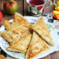 Конвертики из лаваша с яблоками, изюмом и творогом