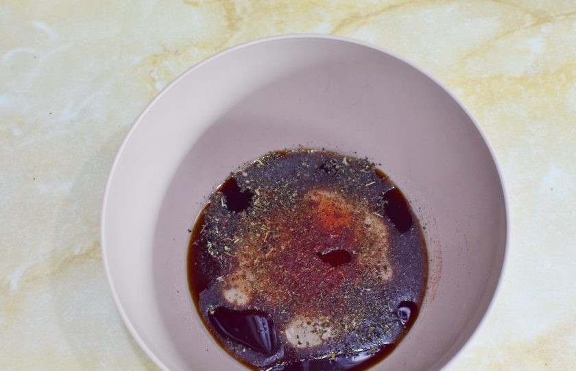 1. Этап. Курица с айвой и черносливом: Добавьте соль и специи. Учитывайте, что соевый соус уже соленый.