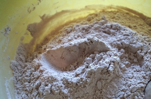 1. Этап. Домашний хлеб с сухофруктами: Муку просейте через ситечко, чтобы она насытилась кислородом, а хлебушек стал пышным и мягким. Вмешайте в муку какао, соль и семечки подсолнечника. Затем соедините жидкие ингредиенты с сухими.