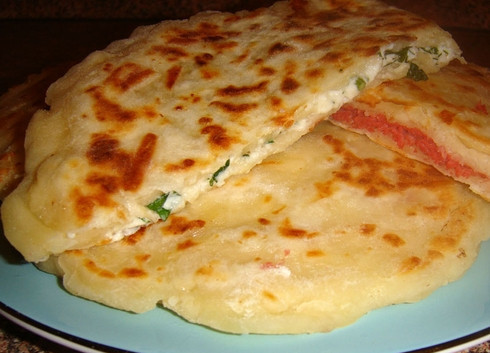 1. Этап. Сырные лепешки с начинкой: 9. Обжарив с обеих сторон, выкладываем лепешки на блюдо и подаем к столу.