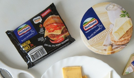 1. Этап. Мини-бургеры из шампиньонов: Кулинарными ножницами разрезаем каждую пластинку сыра 