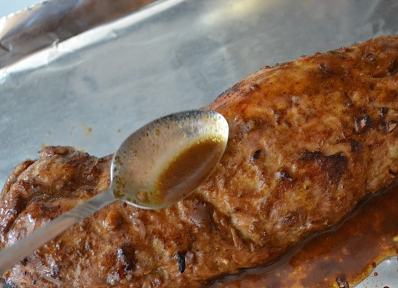 1. Этап. Свиная вырезка с горчицей: 6. Полейте соусом готовое мясо и дайте немного настояться в течение 10-15 минут.