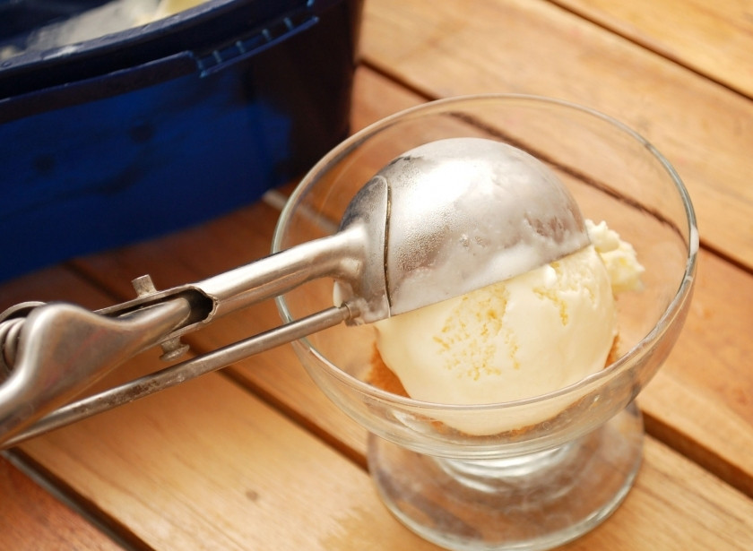 1. Этап. Десерт с персиками: Сверху выложите шарик мороженого.