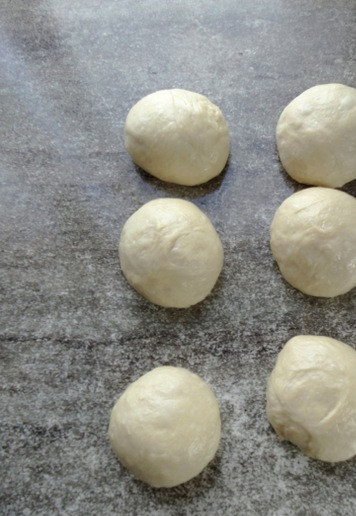 1. Этап. Хот-дог-гриль с картофелем пай: Разделить тесто на 6 одинаковых кусочков.