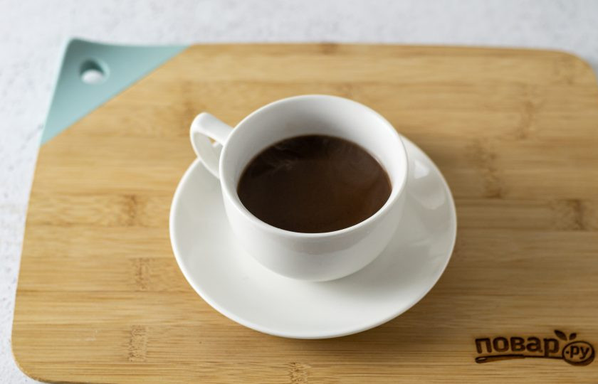 1. Этап. Кофе по-бразильски: Перелейте напиток в чашку, добавьте ром.