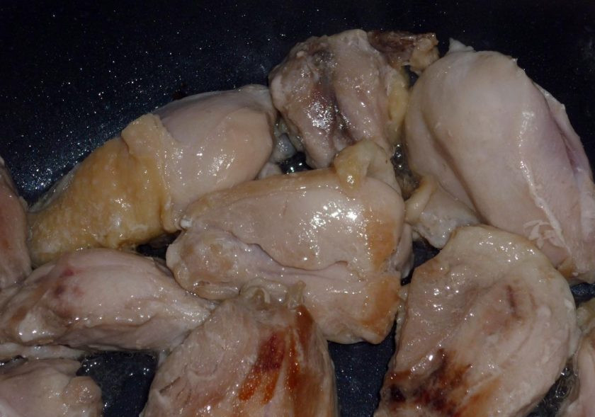 1. Этап. Запеченная курица с картошкой в мультиварке: Курицу обжарьте в чаше мультиварки в масле в течение 10 минут, переворачивая.