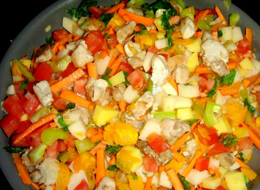 1. Этап. Куриное рагу в тыкве: Выкладываем помидоры, перец, зелень и чеснок в сковороду, а также добавляем мякоть тыквы.