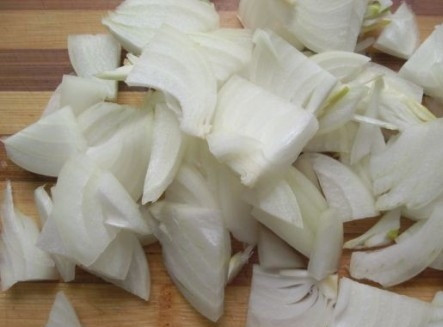 1. Этап. Щавелевый суп постный: Репчатый лук очищаем от шелухи, нарезаем кубиками, перьями или полукольцами (кому как больше нравится) и отправляем на разогретую сковороду с растительным маслом.