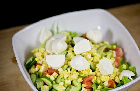 1. Этап. Салат с моцареллой: 7. Нарежьте моцареллу. Я люблю, когда она достаточно крупная, но вы можете нарезать её и более мелко.