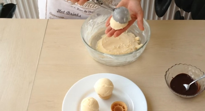 1. Этап. Настоящий пломбир: 8. Черный шоколад растапливаете в микроволновой печи. Готовое мороженное подаете шариками или в вафельном стаканчике, а затем поливаете шоколадом, приятного аппетита!