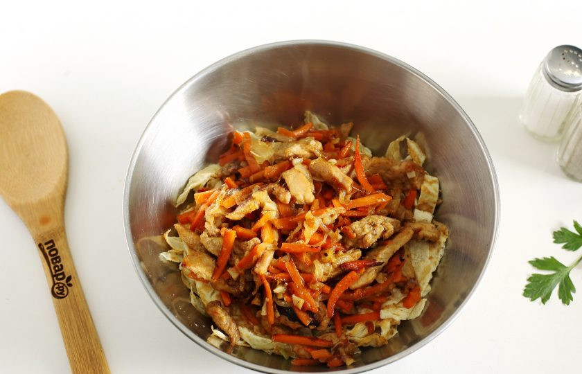 1. Этап. Салат Днепровский: Добавьте обжаренное с овощами мясо.