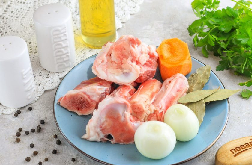 1. Этап. Бульон на сахарной кости: Подготовьте указанные ингредиенты. Выберите или приобретите сахарные кости — это соединительные хрящевидные кости с мясом. Очистите морковь и лук от кожуры, промойте в воде.