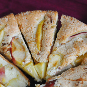 Шарлотка из яблок в духовке