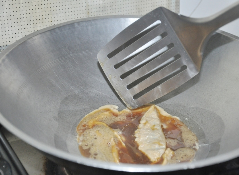 1. Этап. Рис с яйцом по-тайски: Вылейте яичную смесь на сковороду. Должен получится омлет. Отставьте готовый омлет из яиц с соевым соусом в сторону.