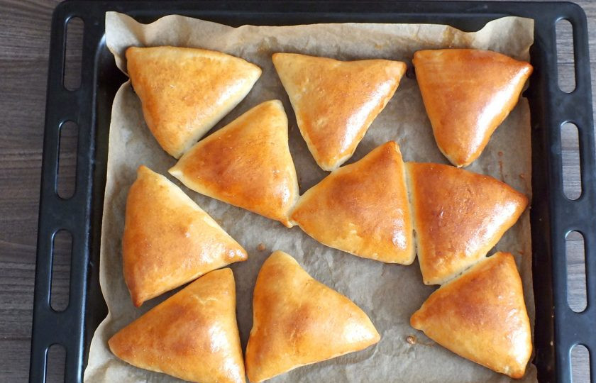 1. Этап. Пирожки с повидлом на кефире: Готовые пирожки достаньте из духовки. Немного охладите на противне.