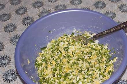 1. Этап. Пирожки с луком и яйцом на дрожжевом тесте: 6. Посолите начинку по вкусу, добавьте растительное масло, можно поперчить немного. Аккуратно перемешайте.