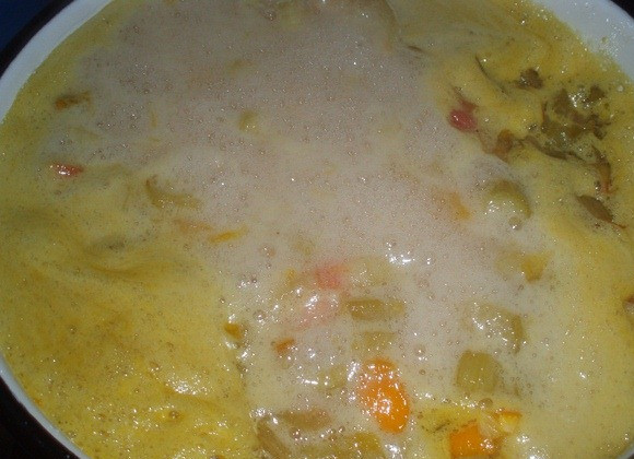 1. Этап. Варенье из ревеня с апельсином: Когда масса закипит, снимаем с нее пену и уменьшаем огонь. Варим все минут 20, время от времени помешивая.