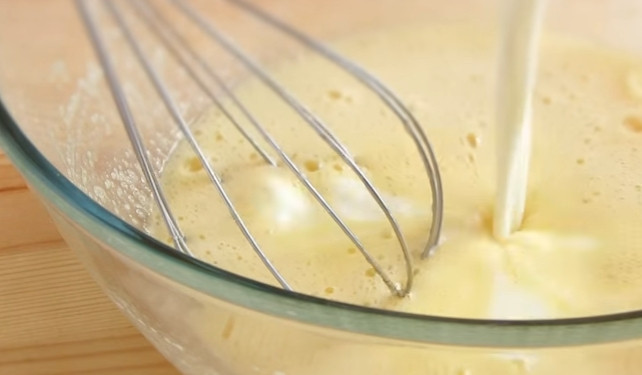 1. Этап. Пирожки с яблоками и тыквой в духовке: 2. Взбейте 3 яйца с сахаром. Добавьте 200 мл теплого молока, соль и ванилин.