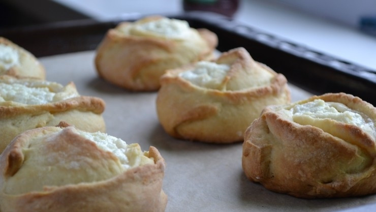 1. Этап. Ватрушка на кефире: 4. Противень застилаю пергаментом, выкладываю на него ватрушки, которые отправляю в разогретый до 180 градусов духовой шкаф на 20-25 минут.