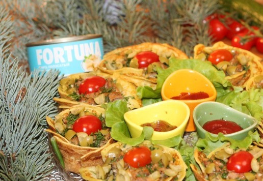 1. Этап. Блинные корзиночки с начинкой из тунца: 15. Готовые и немного остывшие корзиночки извлекаем из формы. Украшаем мелко порезанными оливками, измельченным укропом и помидоркой черри. Томатный соус по желанию. Приятного аппетита!