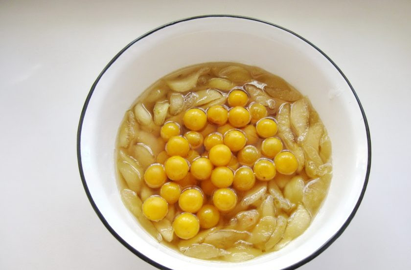 1. Этап. Варенье из груш с алычой: Добавьте алычу в таз с грушей и варите 10-15 минут.