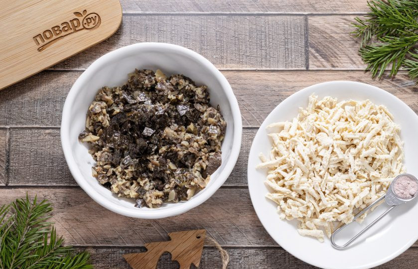 1. Этап. Шуба без селедки на Новый год: Для слоя вместо селедки мелко порежьте маринованные шампиньоны или измельчите в блендере. Добавьте к ним мелко нарезанный лист нори, все перемешайте. По необходимости посолите и поперчите. Вместо яйца натрите тофу на терке и добавьте к нему черную соль для яичного вкуса.
